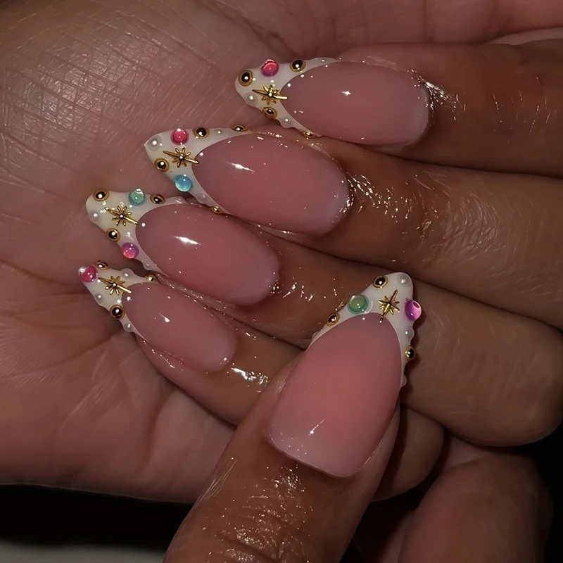 Kunstnagelset mit glamourösen Verzierungen und eleganten Akzenten Brehn