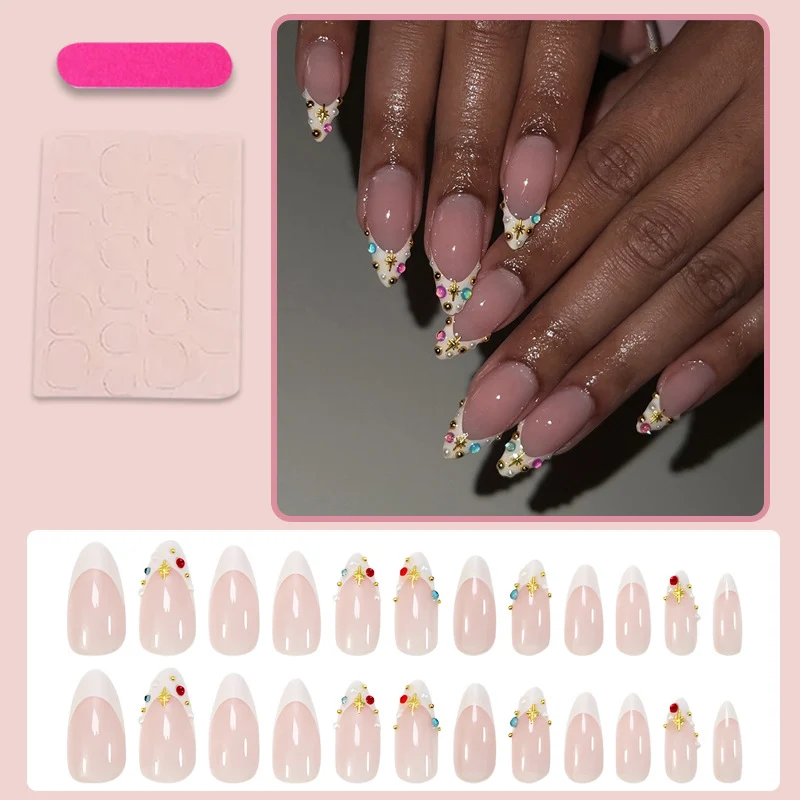Kunstnagelset mit glamourösen Verzierungen und eleganten Akzenten Brehn