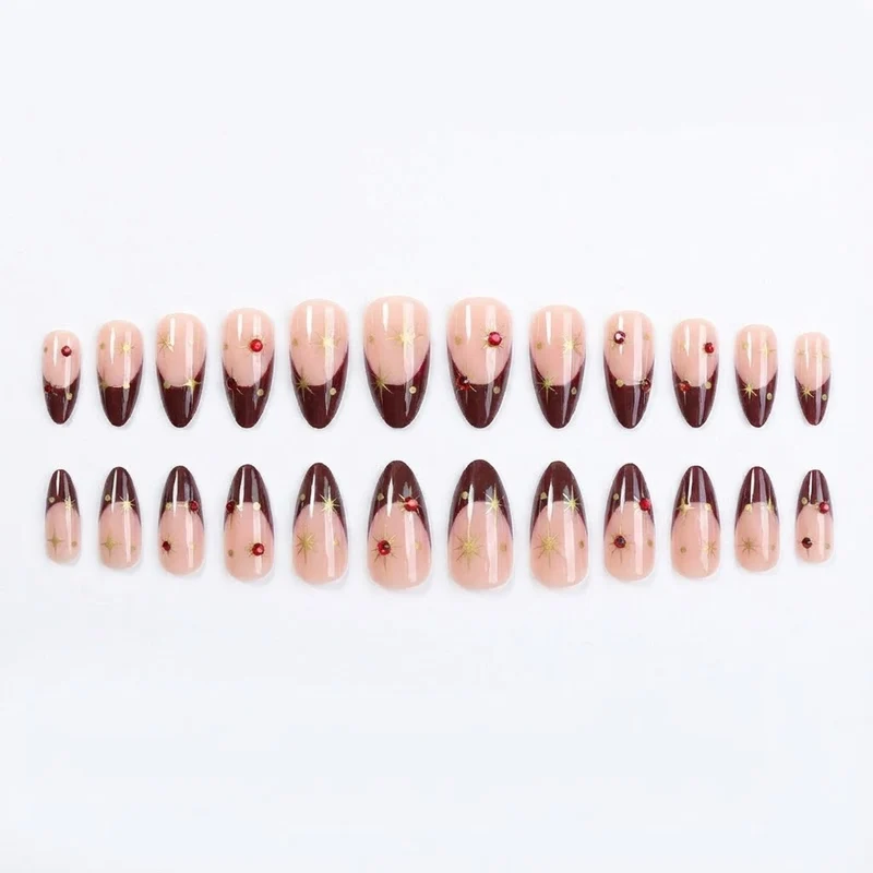 Kunstnagelset mit glamourösen Verzierungen und edlen Akzenten Brehn
