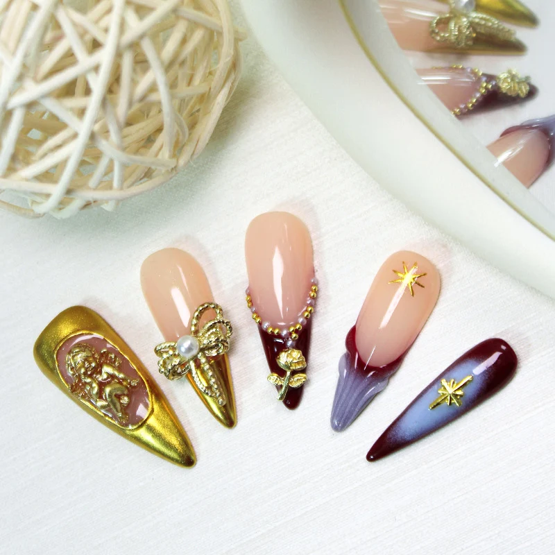 Kunstnagelset mit glamourösen Verzierungen und aufwendigen Details Brehn