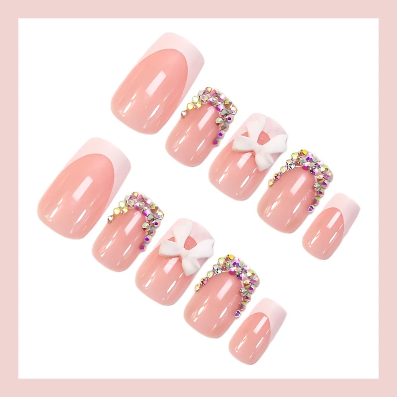 Kunstnagelset mit glamourösen Verzierungen Brehn