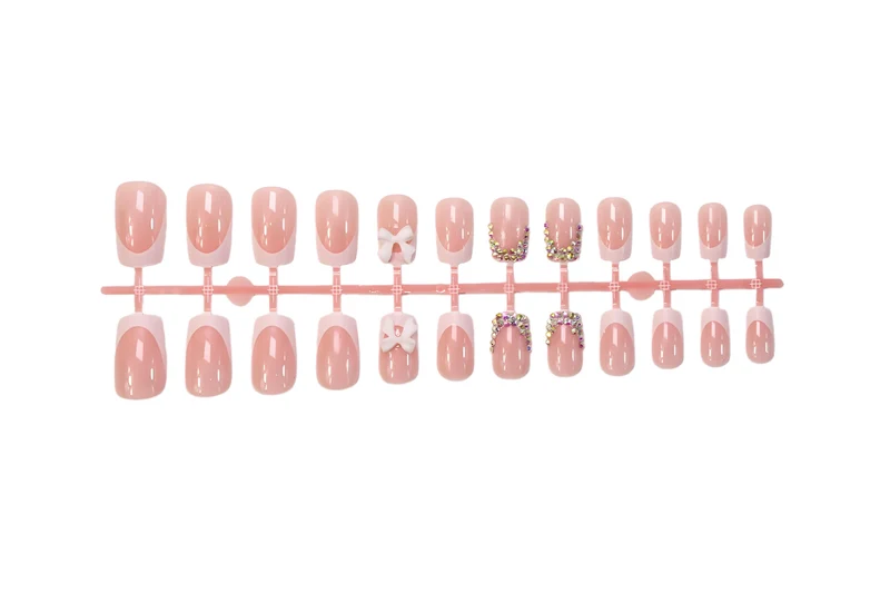 Kunstnagelset mit glamourösen Verzierungen Brehn