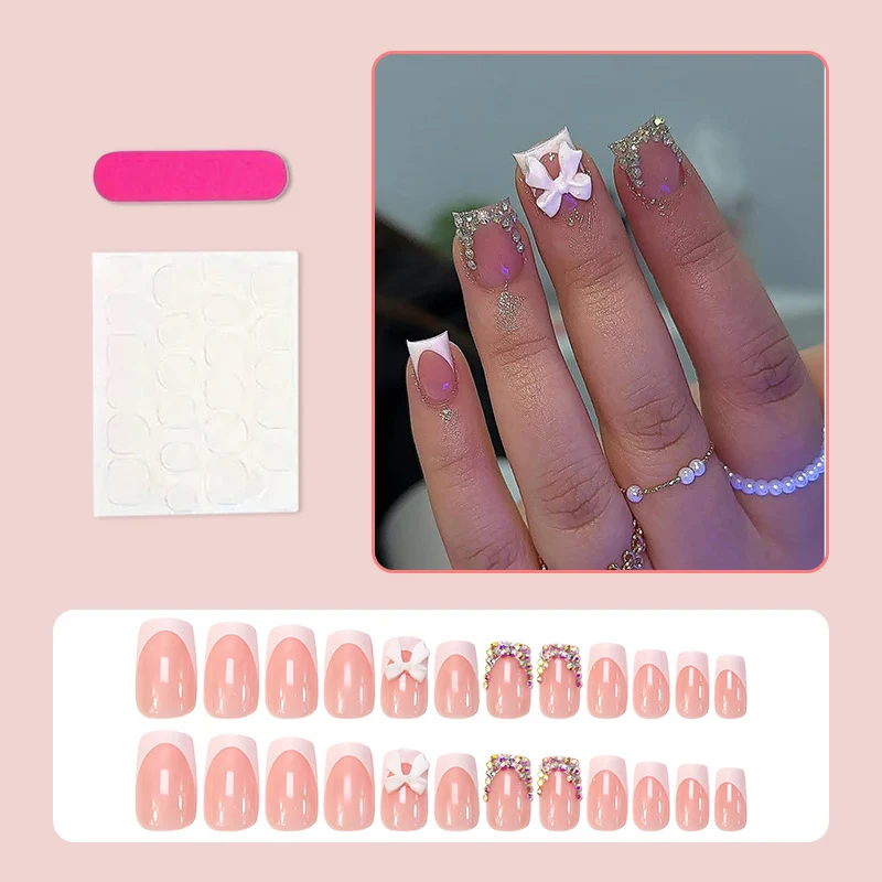 Kunstnagelset mit glamourösen Verzierungen Brehn