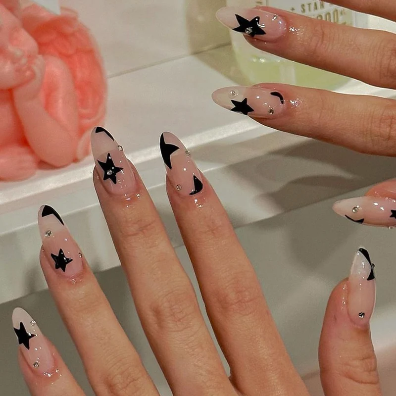 Kunstnagelset mit glamourösen Sternenmotiven und eleganten Spitzendesigns Brehn