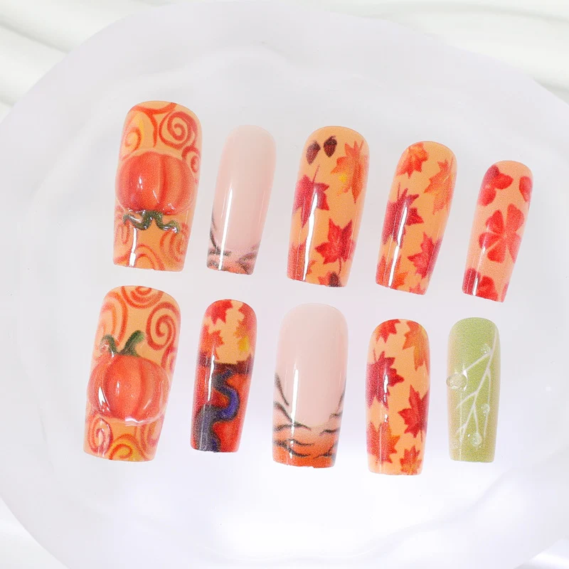 Kunstnagelset mit herbstlichen Motiven und kreativen 3D-Elementen Brehn
