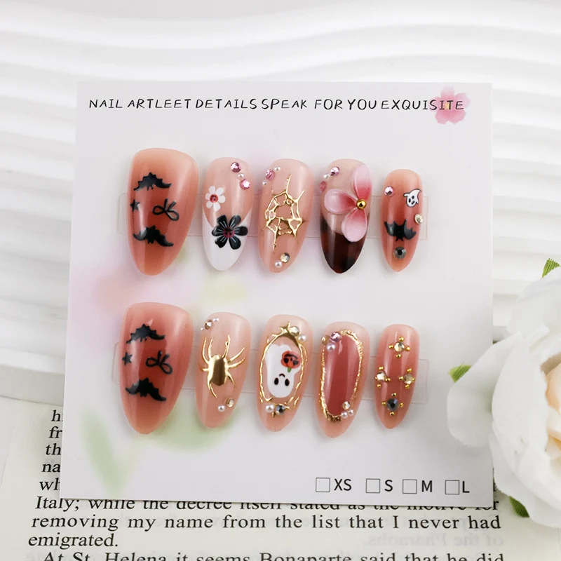 Kunstnagelset mit Halloween-Motiven und extravaganten Akzenten Brehn