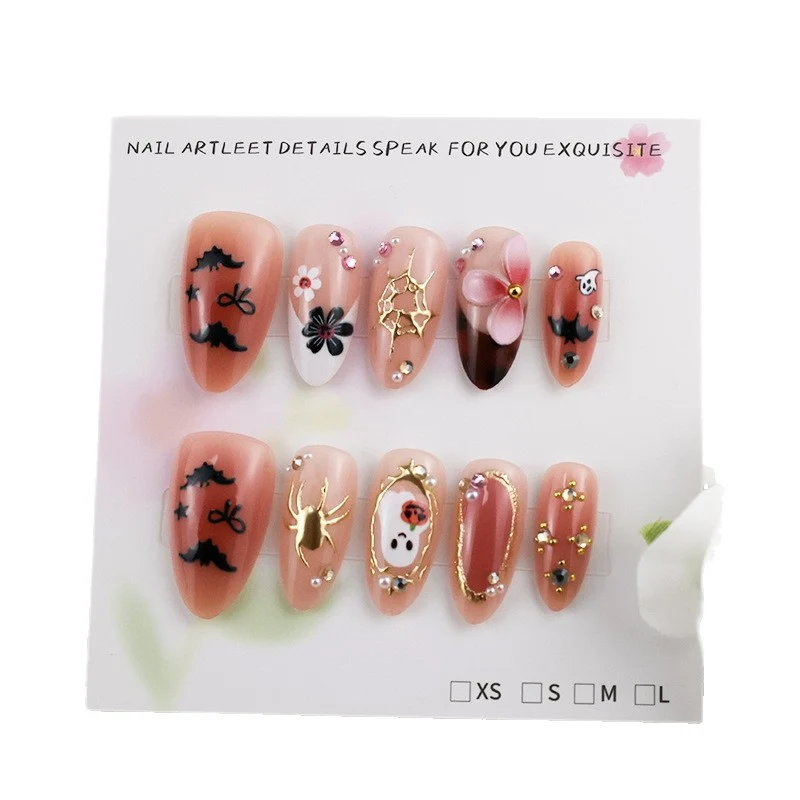 Kunstnagelset mit Halloween-Motiven und extravaganten Akzenten Brehn