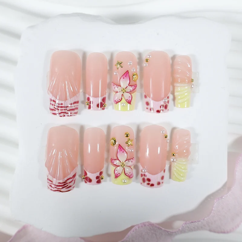 Kunstnagelset mit floralen Akzenten und Glitzerverzierungen Brehn