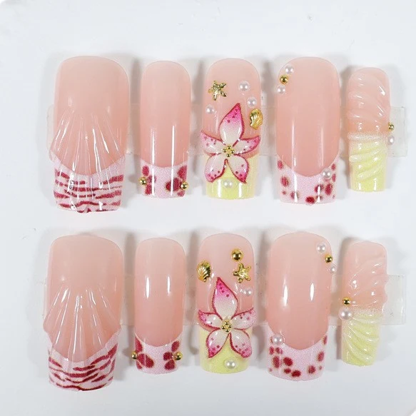 Kunstnagelset mit floralen Akzenten und Glitzerverzierungen Brehn
