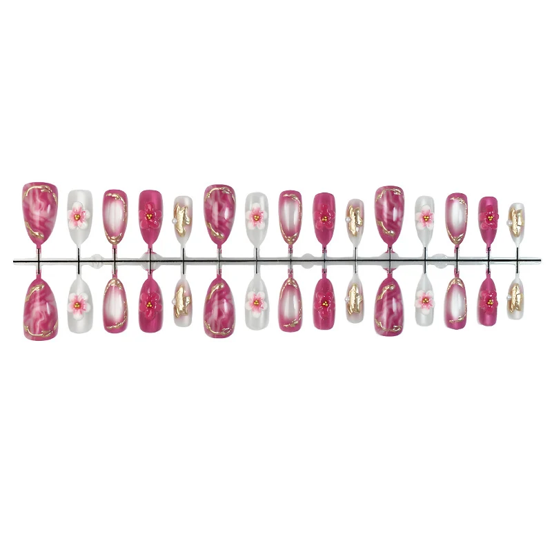 Kunstnagelset mit floralen Akzenten und Glitzerdetails Brehn