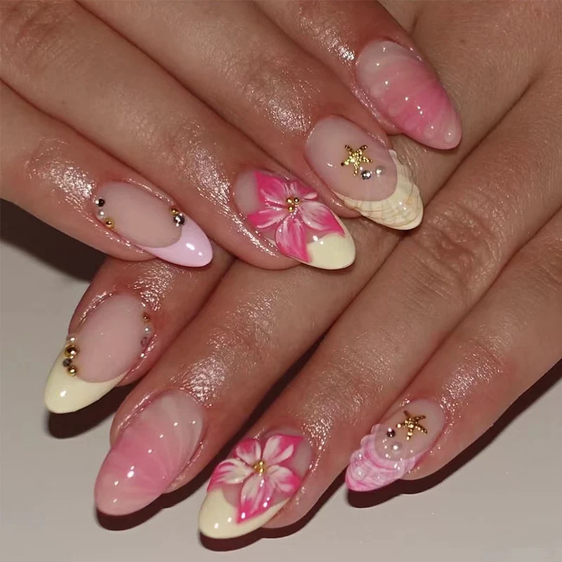 Kunstnagelset mit floralen Akzenten und glamourösen Details Brehn