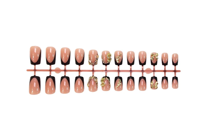 Kunstnagelset mit luxuriösen 3D-Verzierungen und eleganten Glitzerdetails Brehn