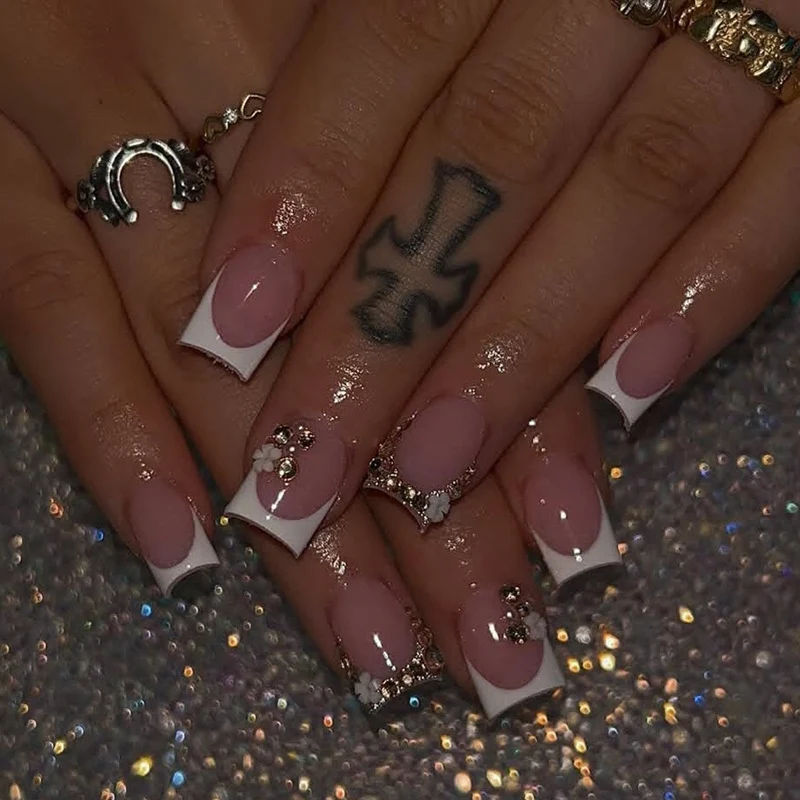 Kunstnagelset mit luxuriösen 3D-Verzierungen und eleganten French-Spitzen Brehn