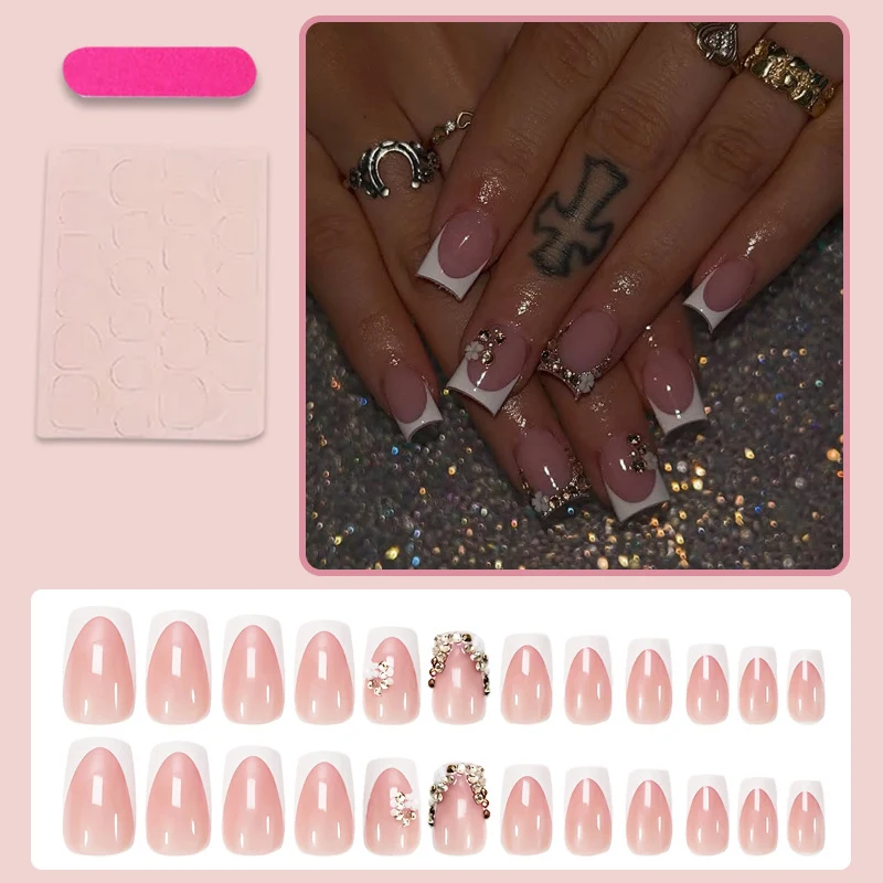 Kunstnagelset mit luxuriösen 3D-Verzierungen und eleganten French-Spitzen Brehn