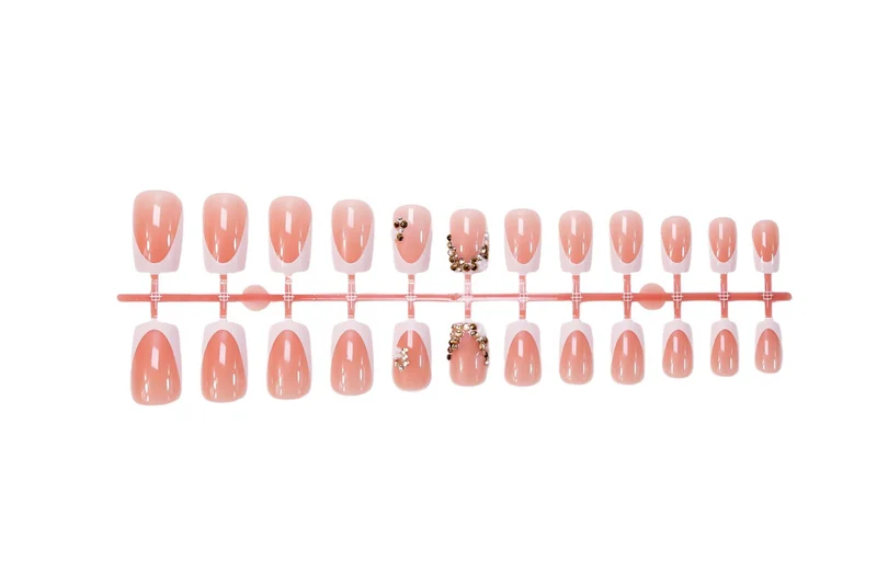 Kunstnagelset mit luxuriösen 3D-Verzierungen und eleganten French-Spitzen Brehn