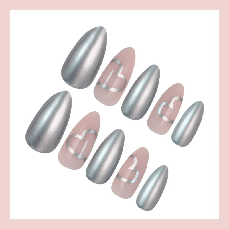 Kunstnagelset mit luxuriösem Silber-Finish und Herzmotiven Brehn