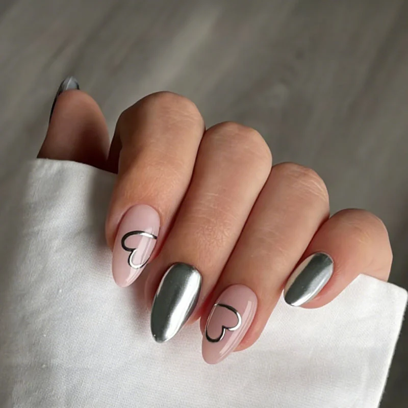 Kunstnagelset mit luxuriösem Silber-Finish und Herzmotiven Brehn