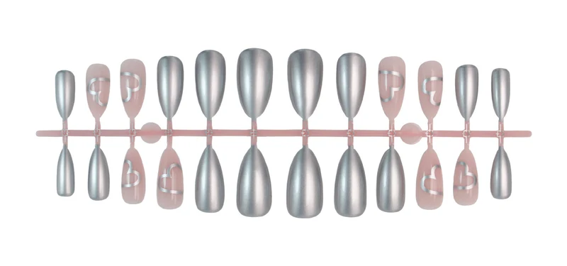 Kunstnagelset mit luxuriösem Silber-Finish und Herzmotiven Brehn