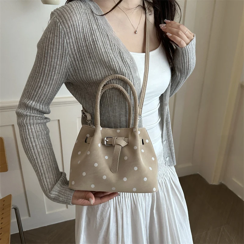 Legere Wildleder-Punktedot-Handtasche