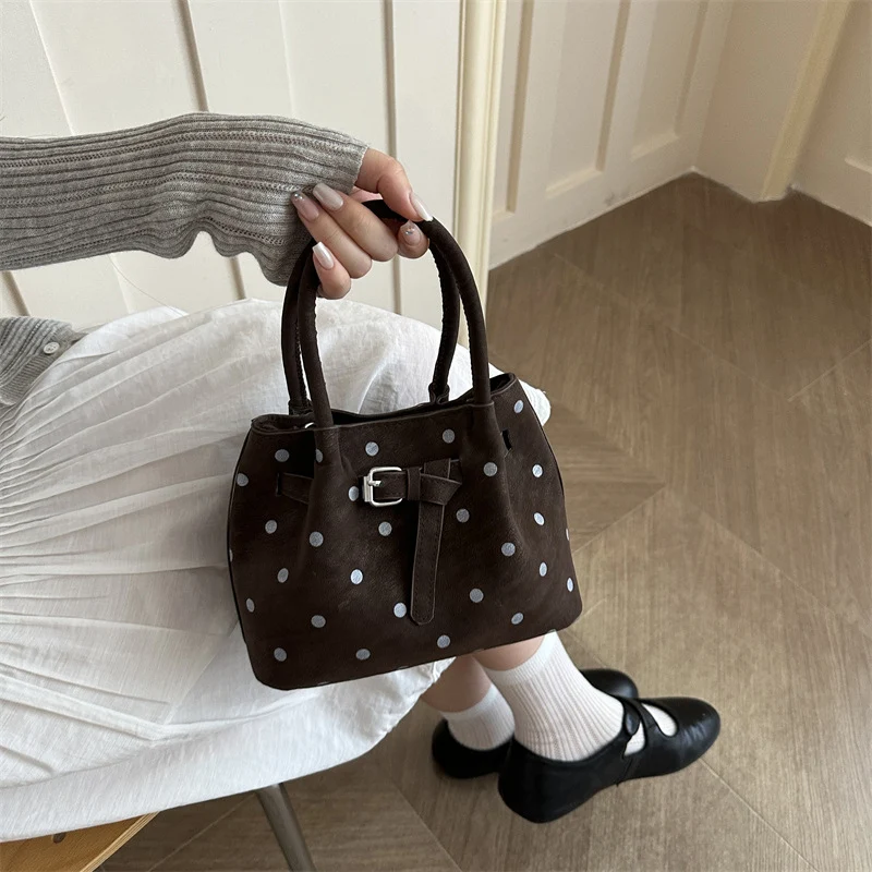 Legere Wildleder-Punktedot-Handtasche