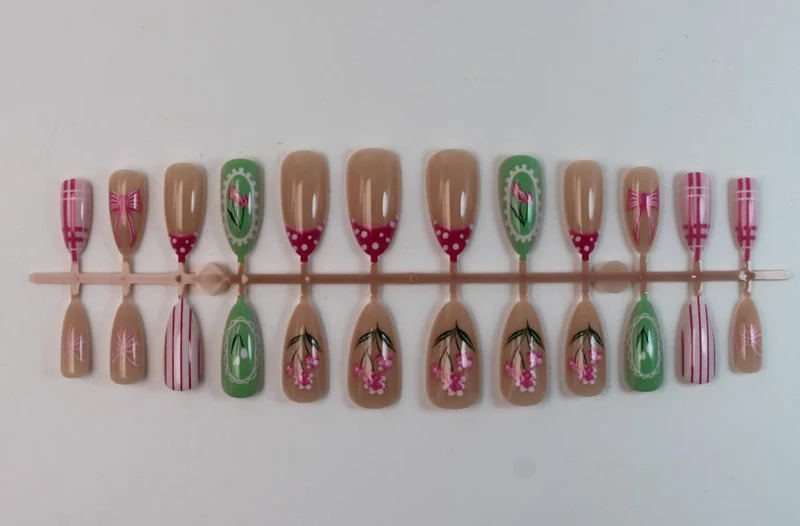Kunstnagelset mit floralen und verspielten Designs Brehn
