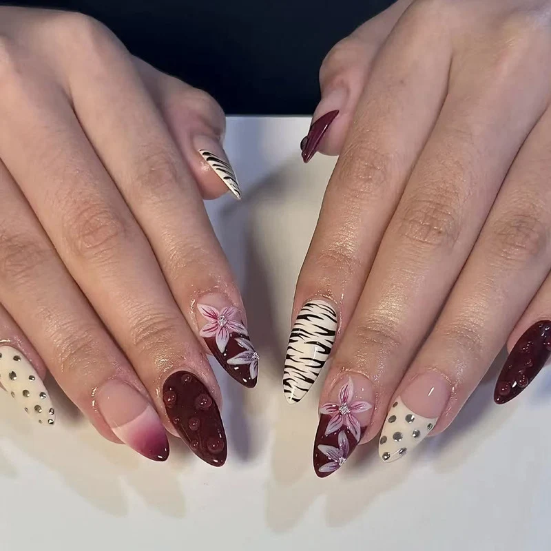 Kunstnagelset mit floralen und tierischen Designs Brehn
