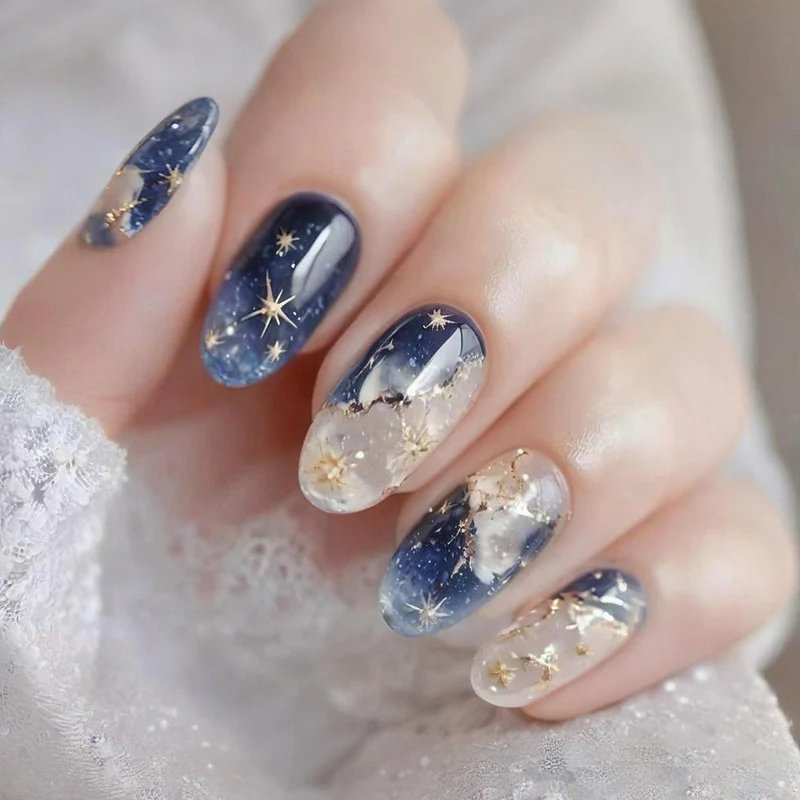 Kunstnagelset mit glamourösen Sternen- und Glitzerdetails Brehn