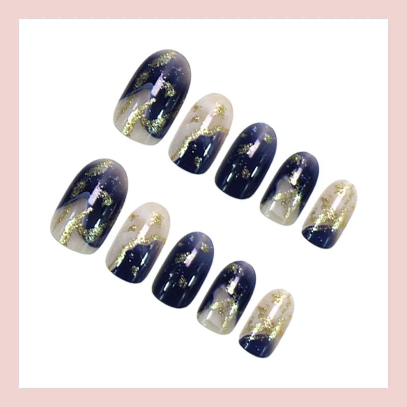 Kunstnagelset mit glamourösen Sternen- und Glitzerdetails Brehn