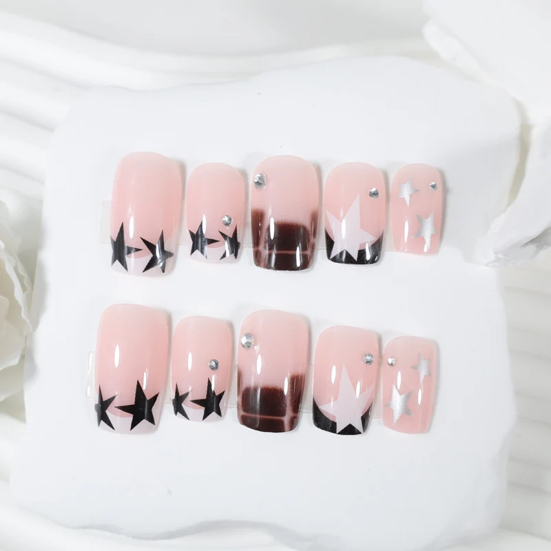 Kunstnagelset mit glamourösen Sternen- und Glitzerakzenten Brehn