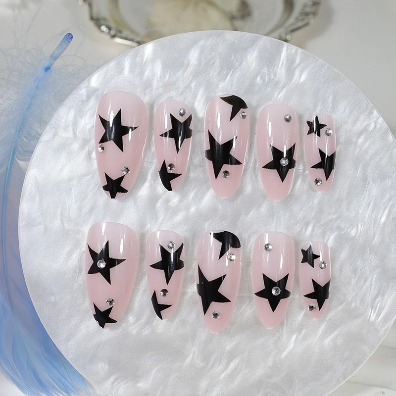 Kunstnagelset mit glamourösen Sternen und funkelnden Akzenten Brehn