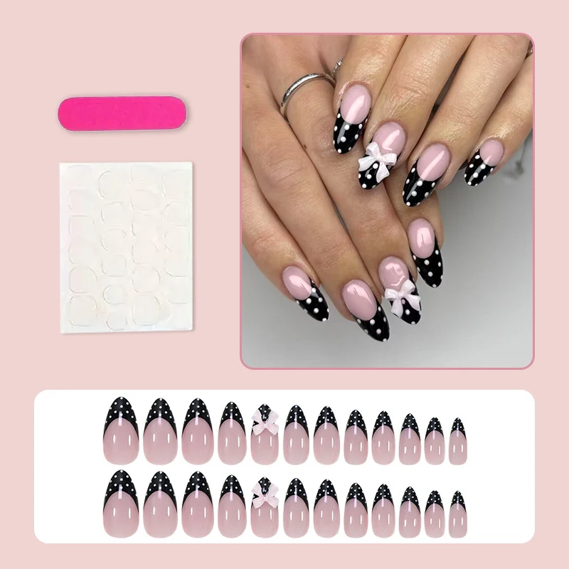 Kunstnagelset mit glamourösen Schwarz-Weiß-Punktakzenten Brehn
