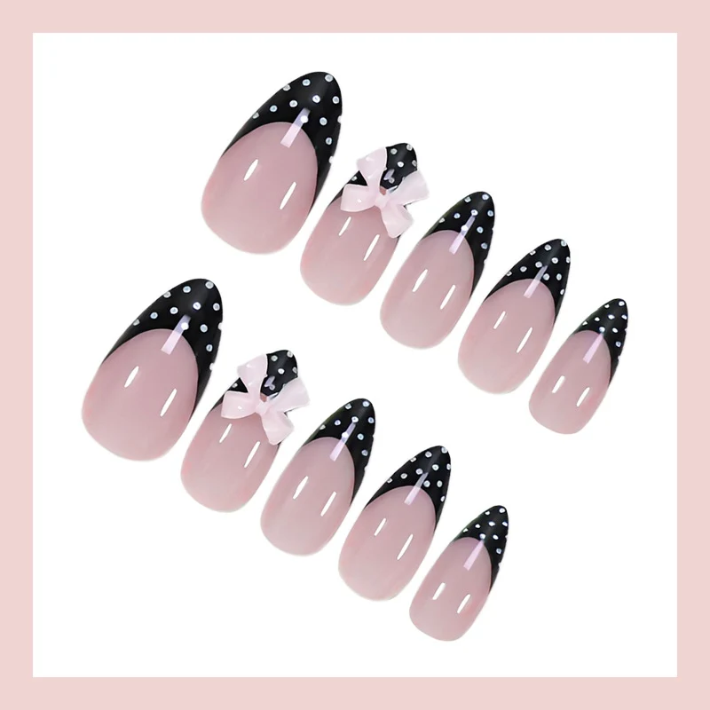Kunstnagelset mit glamourösen Schwarz-Weiß-Punktakzenten Brehn
