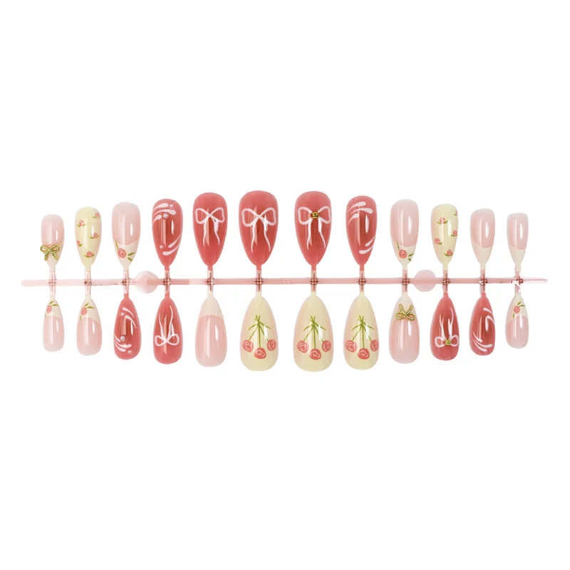 Kunstnagelset mit floralen Akzenten und elegantem Glitzer Brehn