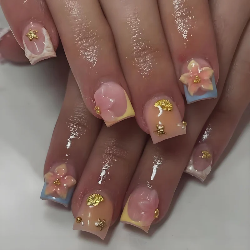 Kunstnagelset mit floralen Akzenten und elegantem Glanz Brehn
