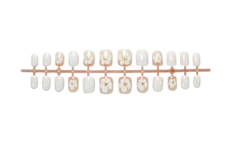 Kunstnagelset mit luxuriösem Blumendesign und dezenten Goldakzenten Brehn