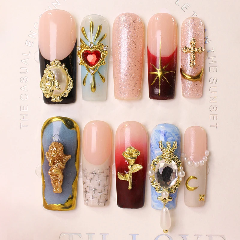 Kunstnagelset mit kunstvollen Verzierungen und glamourösen Details Brehn
