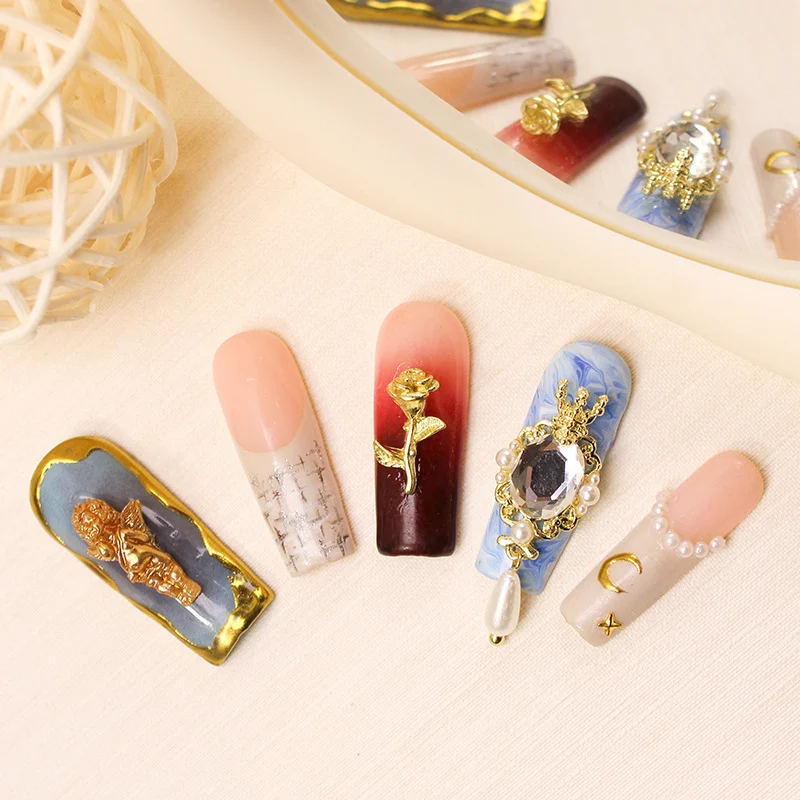 Kunstnagelset mit kunstvollen Verzierungen und glamourösen Details Brehn