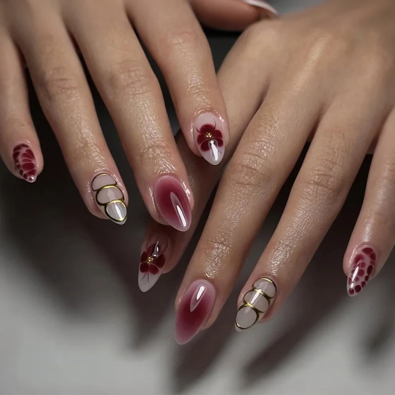 Kunstnagelset mit kunstvollen Blüten- und geometrischen Details Brehn