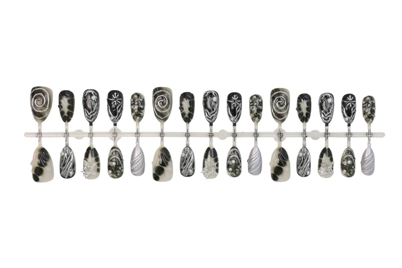 Kunstnagelset mit künstlerischen Mustern und Glitzerakzenten Brehn