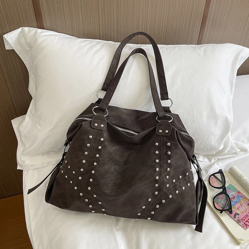 Dekorative Nieten Hobo-Tasche