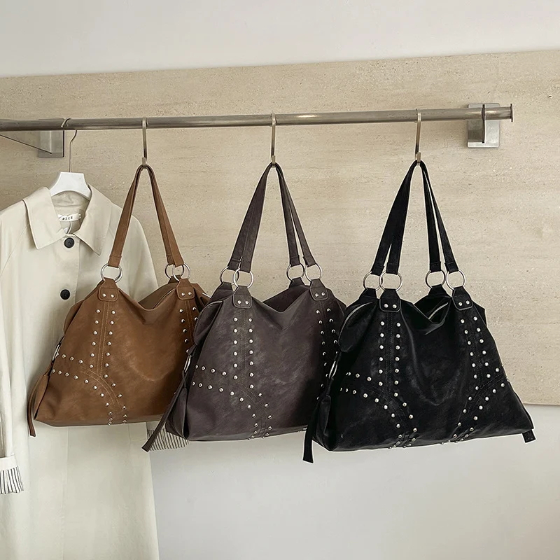 Dekorative Nieten Hobo-Tasche