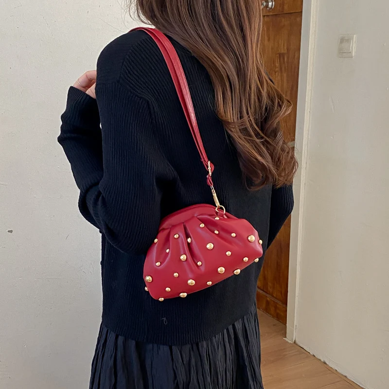 Dekorative Nieten-Clutch Tasche