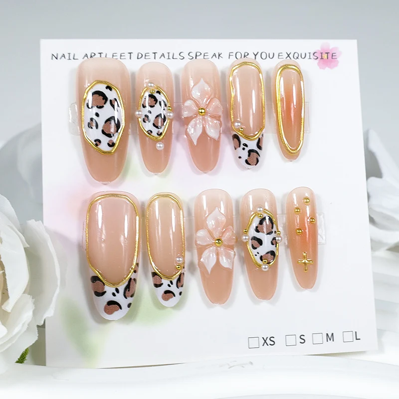 Kunstnagelset mit floralen und tierischen Akzenten Brehn