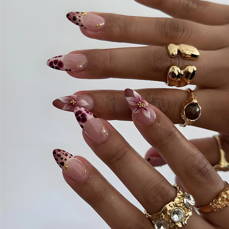 Kunstnagelset mit floralen und modernen Verzierungen Brehn