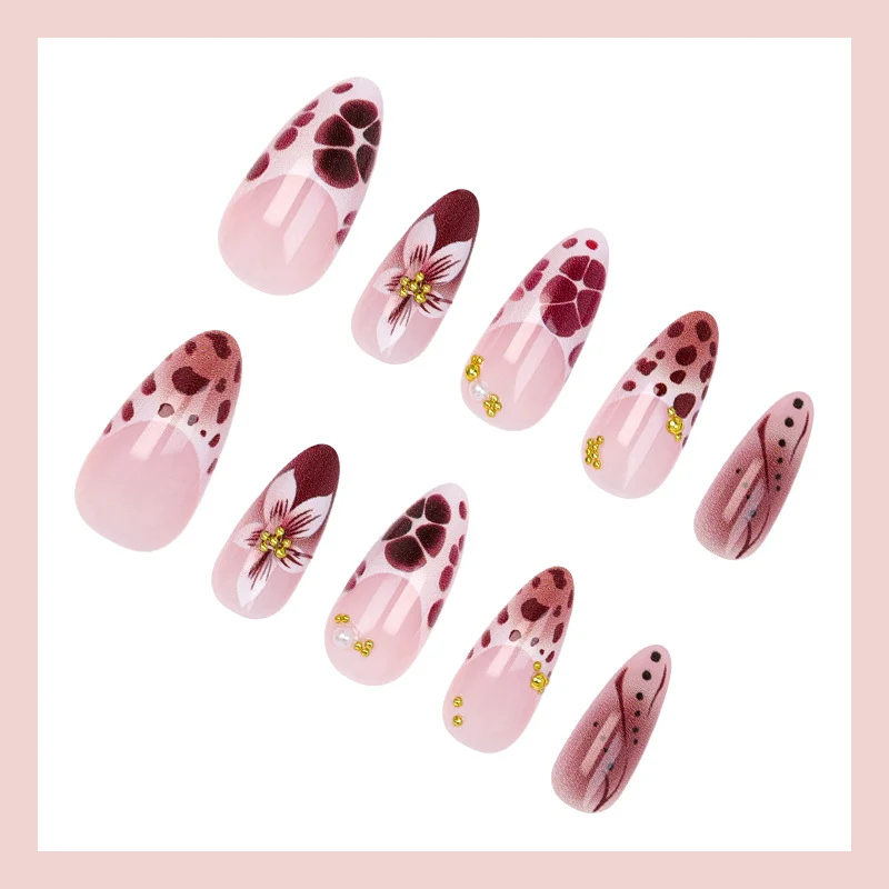 Kunstnagelset mit floralen und modernen Verzierungen Brehn