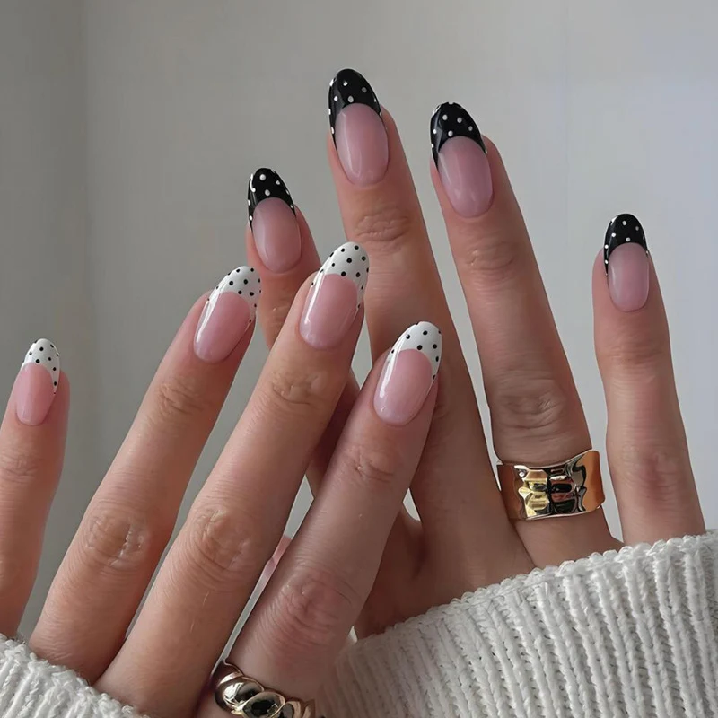 Kunstnagelset mit kreisförmigen Punkten und modernen Spitzen Brehn