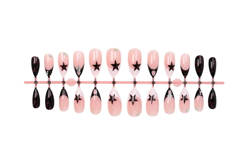 Kunstnagelset mit kreativen Sternenmotiven und Glitzerakzenten Brehn