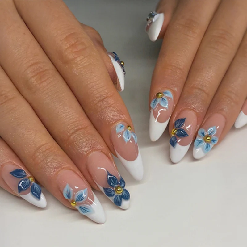Kunstnagelset mit floralen Akzenten und elegantem French-Tipp Brehn