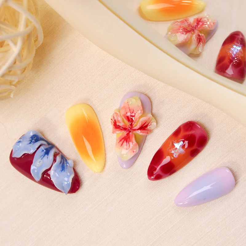 Kunstnagelset mit floralen 3D-Akzenten und bunten Designs Brehn