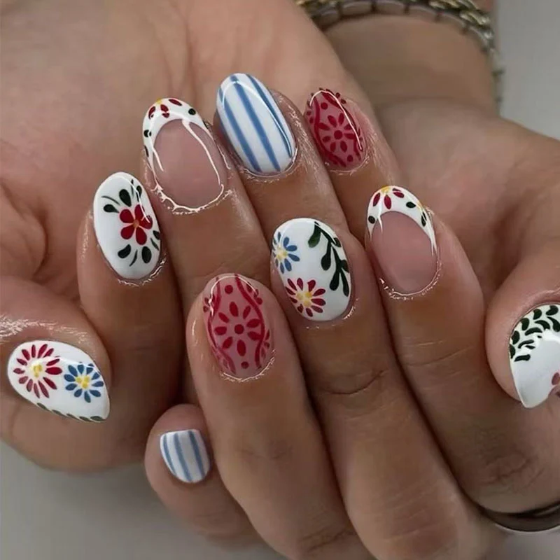 Kunstnagelset mit floralen und grafischen Mustern Brehn